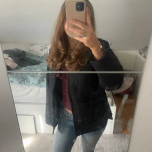 Svart quiltad jacka från Bubbleroom - Säljer en svart quiltad jacka från Bubbleroom i storlek XS. Jackan har rund halsringning, dragkedja framtill och två fickor. Jag säljer då den inte passar mig så bra ( bilderna e på min syster)💓💓💓