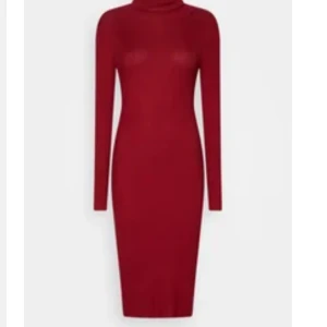 Röd längärmad klänning - Snygg röd långärmad klänning med tight passform. Perfekt för en elegant look. Klänningen har en enkel design som framhäver figuren. Använt 1 gång
