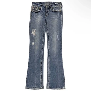 Blå bootcut jeans från Miss Me - Midjemått: 37cm Innerbenslängd: 78cm