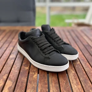 Tom Ford sneakers - ‼️Vid snabbt köp av dessa får man även med jeansen i min profil‼️| Riktigt snygga Tom Ford sneakers i strl 41 som inte tillverkas längre🔥| De är väldigt bra skick, 9/10 | Inget OG följer med. | Nypris: 8000kr+, mitt pris: 1549kr | Bara att skriva vid minsta lilla fundering📝| Skickar självklart inom 24h📦