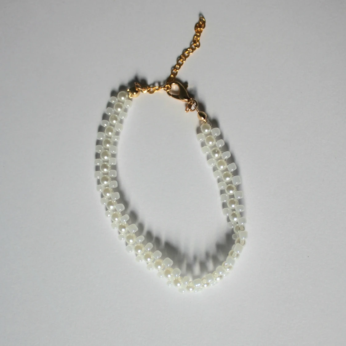 Pärlarmband med guldfärgat spänne