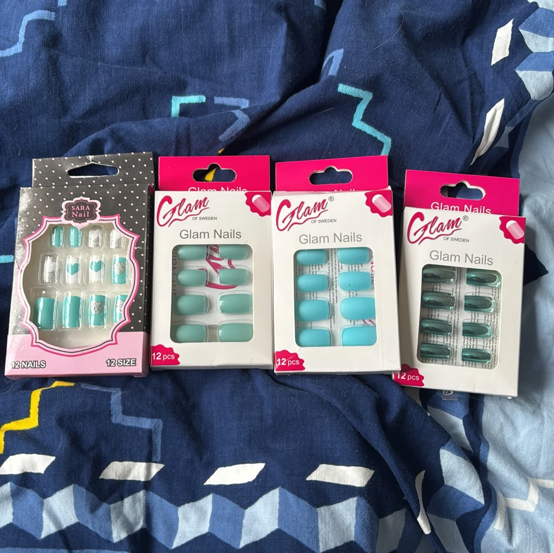 Falska naglar i olika blå och gröna nyanser