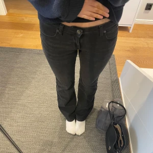Svarta jeans från Lee - Säljer ett par nyköpta oanvända svarta jeans från Lee. Byxorna har låg midja och är bootcut. Storlek 27/31. Är 167.  Helt oanvända, super snygga och inget fel på dessa men säljer då jag redan har ett par. Har dock klippt prislappen. Orginalpris 1200kr