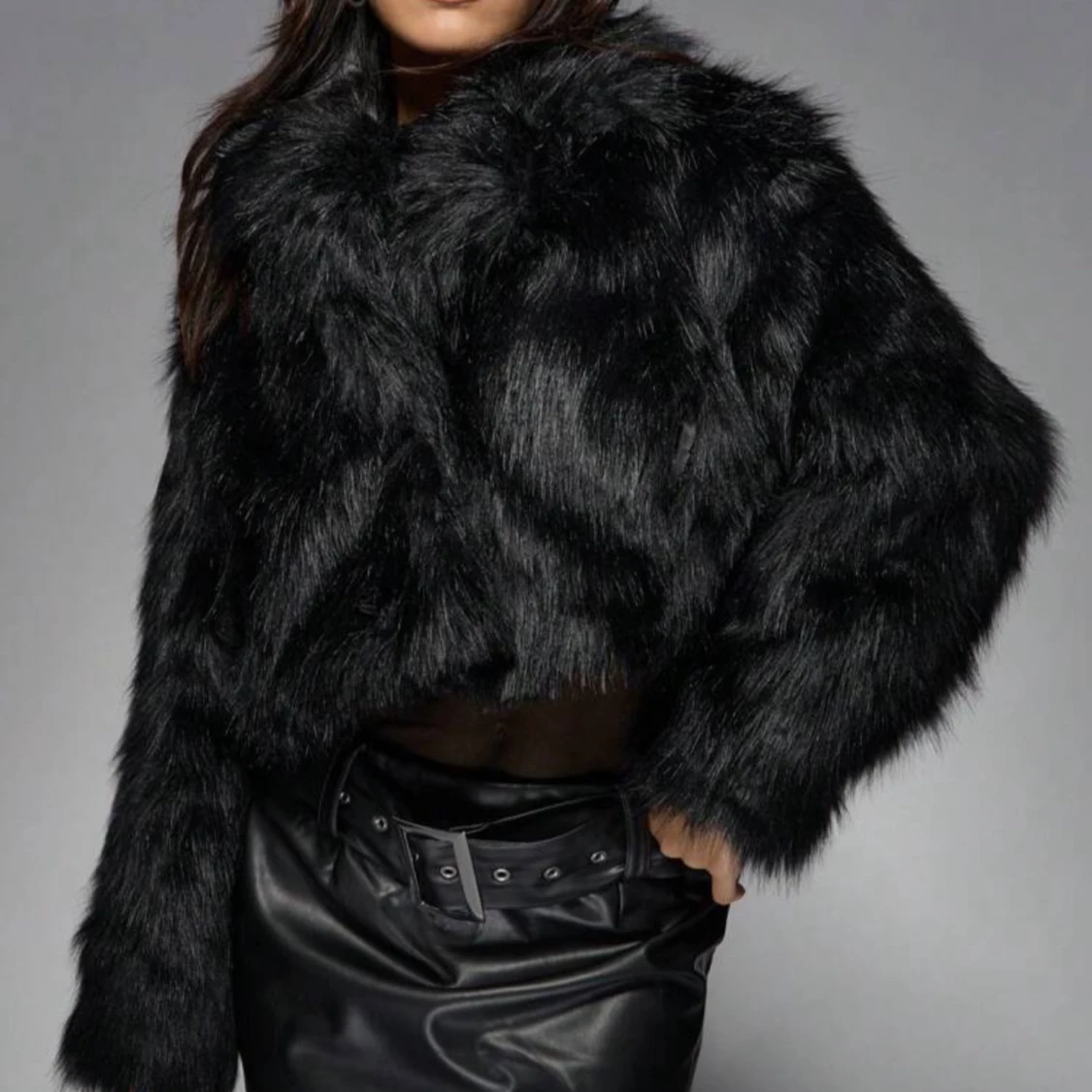 Svart pälsjacka med croppad passform - 2