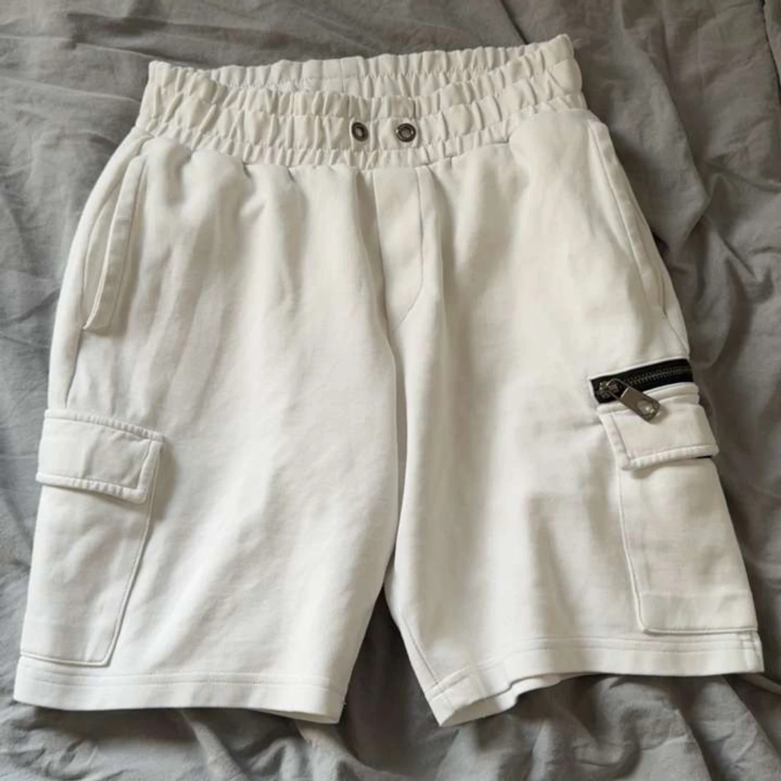 Vita cargo shorts från Moncler