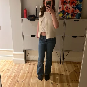 Blå jeansbyxor från Lindex - Säljer ett par klassiska blå jeans från Lindex med vita kontrastsömmar och snygga bakfickor. Byxorna har normal passform och raka ben, perfekt till vardags. Modellen heter Freja. Även använd runt 10 gånger. En av de finaste sömar low waist💕💕