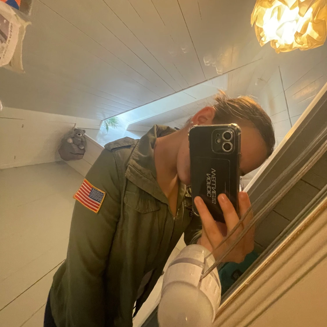 Olivgrön militärinspirerad jacka med patchar