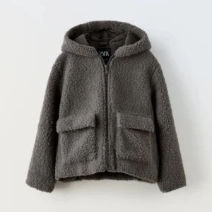 Grå teddyjacka från Zara - Mysig grå teddyjacka från Zara med huva och dragkedja framtill. Använd då och då men är fortfarande i mycket bra skick. Hör av er vid frågor eller om ni vill ha fler bilder🩷🩷