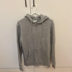 Grå hoodie med dragkedja från !Solid - Säljer en stilren grå hoodie från !Solid i storlek S. Väldig fint skick.