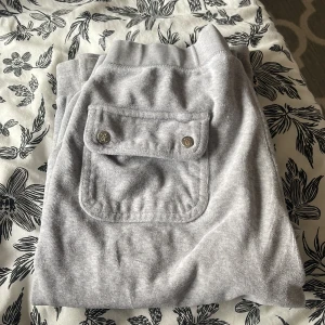 Gråa juicy byxor  - Säljer ett par ljusgrå juicy byxor , de används inte mer. Har en synbar fläck som går att ta bort 