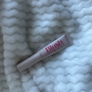 Blush Creamy Wand från Makeup Mekka - Krämrouge i tub från Makeup Mekka i nyansen Pink Glow. Enkel att applicera med en mjuk och krämig formula som ger en naturlig rosa lyster till kinderna. Perfekt för dig som vill ha en fräsch och glowig look. Har använt max 2 gånger och nypriset är 139kr 