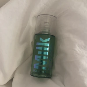 Milk Hydro Grip primer - Populär primer från milk. Håller sminket på plats hela dagen. Har bara testat några gånger, men funkade inte med mitt smink så därför säljer jag. 