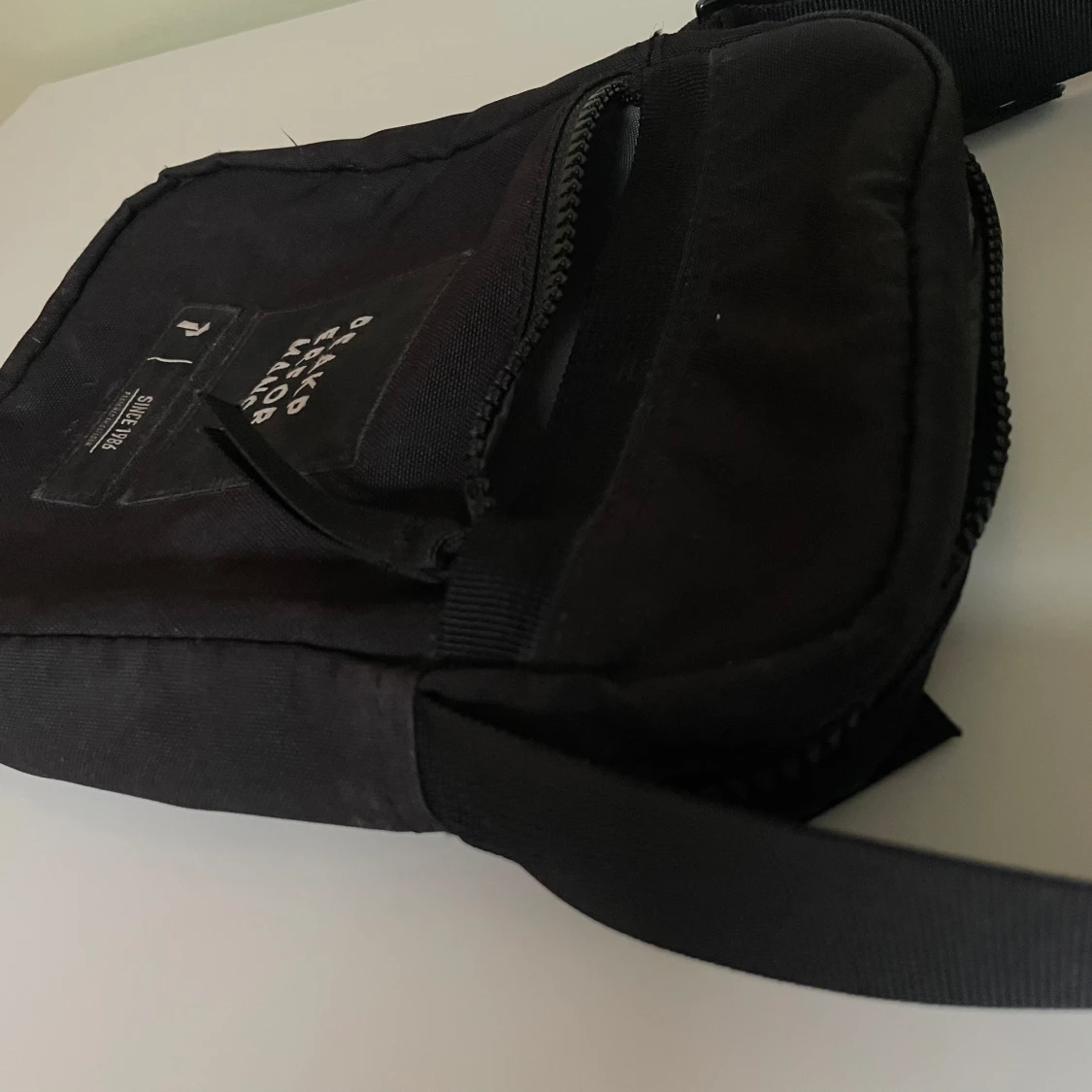 Svart axelväska från Peak Performance - 2