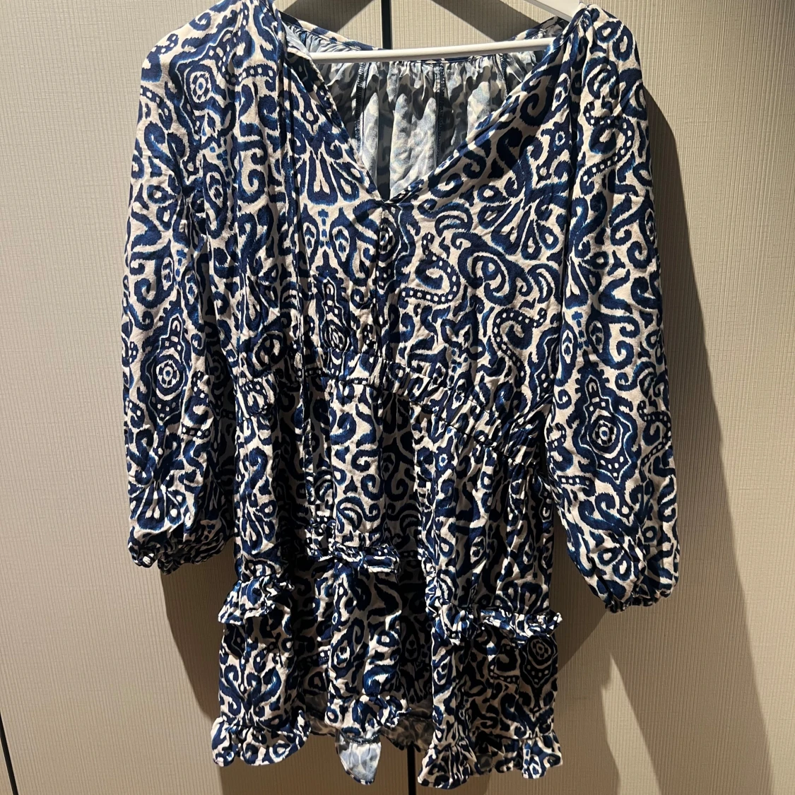 Blåvit mönstrad klänning från Zara - 1