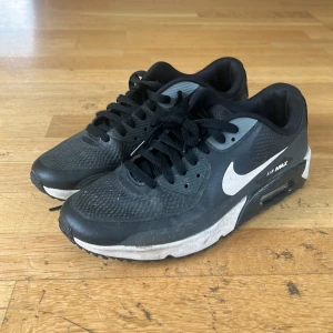 Svarta Nike Air Max Golf sneakers - Säljer ett par svarta Nike Air Max Golf sneakers med vit sula och vit swoosh-logga på sidan. Skorna har snörning och en synlig Air Max-dämpning i sulan. Pris kan förhandlas!