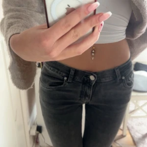 Grå jeans från g perfect jeans - Säljer dessa gråa lågmidjade bootcut jeans från Gina Tricot, då de blivit något förkorta för mig som är 179cm. För övrigt är de i bra skick! 