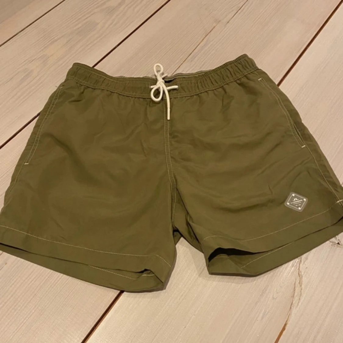 Olivgröna shorts från J.Lindeberg - 1