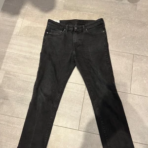 Svarta jeans Straight Regular fit från H&M - Säljer ett par svarta jeans från H&M i modellen Straight Regular fit. Klassisk femficksdesign med dragkedja och knapp framtill. Jeansen har raka ben och normal passform, perfekta till vardags.