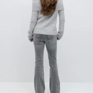 Grå bootcut jeans - Säljer ett par nya scandi low waist jeans från Gina Young. Använt 2 gånger, men säljer för jag tog fel storlek. Kom privat för frågor eller bilder🫶🏻