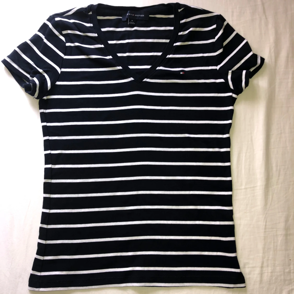 Navy-vitrandig t-shirt från Tommy Hilfiger