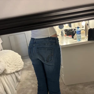 Blå bootcut jeans från Hollister - Jätte snygga Hollisterter jeans som är omsydda till bootcut jeans.  Innerbenslängd: 77 cm och midjemått rakt över: 36 cm