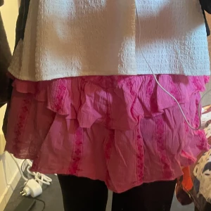 Rosa kjol - jättesöt rosa kjol köpt på sellpy men aldrig använt🩷🩷den har inbyggda satin shorts som sitter löst vilket e jätteskönt. storleken är 152/164 men på mig som brukar ha XS sitter den som en S.