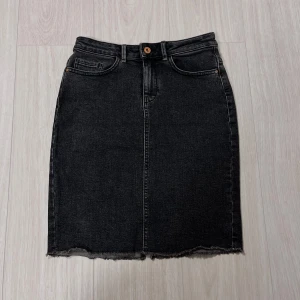 Jeanskjol från only - Snygg mörkgrå jeanskjol från only, lågmidjad med slits där bak💕