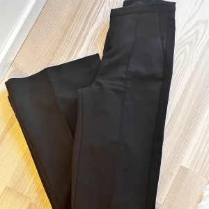 Petite kostymbyxor från gina tricot - Så snygga kostymbyxor som tyvärr blivit för små för mig. Jätte fint skick lite slitna längst ner på byxan syns knappt. Se bild. 