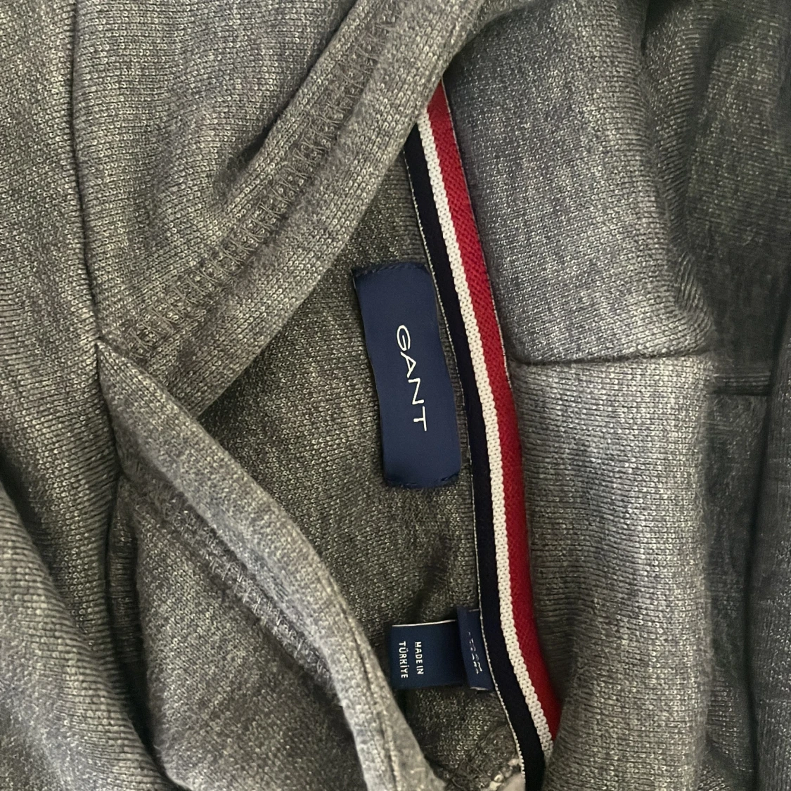 Grå hoodie från Gant med broderad logga - 3