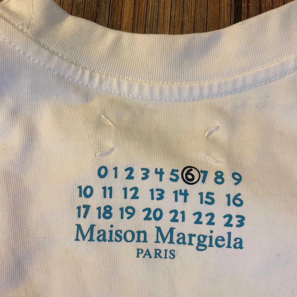 Vit t-shirt med klocktryck från Maison Margiela - 3