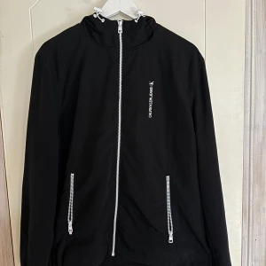 🖤🤍Svart vindjacka - Calvin Klein Jeans🖤🤍 Herr/man - Svart vindjacka från Calvin Klein i fint skick. Säljer åt min bror. I stl M🖤