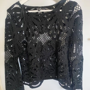 Svart spetsblus - Super snygg tröja med nya skick, helt ny och säljer då jag inte längre använder den.💕Passar även som S och priset kan diskuteras.