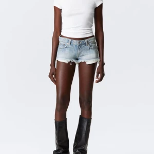 Ljusblå jeansshorts med fransar - Supersnygga slutsålda shorts från Weekday som ej passade. Aldrig använda💕 strl 28 