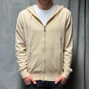 Kashmir/Merino zip hoodie - En skön beige Kashmir/Merino zip hoodie i storlek M! Modellen är 177cm, passar lite längre! Endast testad, därför nyskick på hoodien! Hör av dig vid frågor!🌟