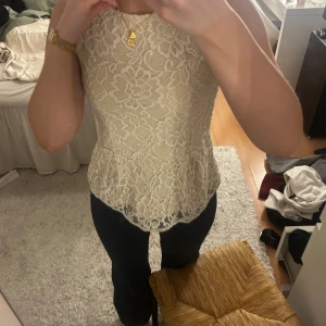 Spetslinne från Stockholm - Säljer ett superfint beige spetslinne från Stockholm med blommigt spetsmönster. De är i storlek S💞
