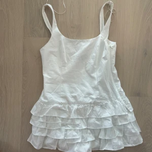 Vit klänning  - Säljer en söt vit klänning från Zara i storlek L 🤍 Köpt via Sellpy och aldrig använd av mig! Har insydda shorts! 