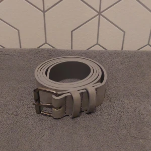 Grått Bälte - Säljer ett stilrent grått bälte || 105 cm || helt nytt