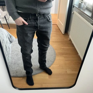 Dondup jeans - Dondup jeans, sitter som 32/32 eller 31/32, jag är 180, midjemått 42 cm, slim modell, skriv vid frågor