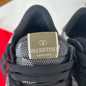 Valentino Rockrunners - Säljer ett par snygga Valentino Garavani sneakers (Rockrunners), i färgen svartvit. Sparsamt använda, helhetsintyget är mycket fint, har även kartong och dustbag som man får med. Storlek 45 passar även 46. Övriga frågor så är det bara att skriva dom. Snabb affär diskuteras pris! 