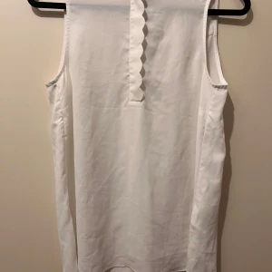 Topp strl 38 - Jättefint topp från H&M i strl 38. Material: polyester. I nyskick, använd vid ett tillfälle. 