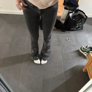 Jeans - Gråa jeans från Gina 