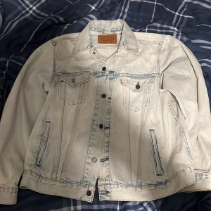 Ljus jeansjacka från Levi's - En väldigt fin Levis jeans jacka typ som ny använt fåtal gånger i storlek L