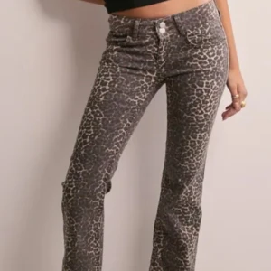 Leopardmönstrade byxor från Nelly - Säljer ett par super snygga jeans från Nelly. ”Low waist bootcut Leo jeans” Byxorna är i storlek 36 och är perfekta inför sommaren☀️Endast använda 2 gånger 🐆Orginal pris är 699kr men säljer för endast 285kr💕Bara att fråga om du har några funderingar eller vill ha flera bilder🍓