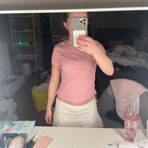 Rosa ribbad t-shirt från New Yorker - Säljer en ljusrosa ribbad t-shirt från New Yorker för att den inte kommer till användning. Det är storlek 146/152 men passar också 156/164!🩷