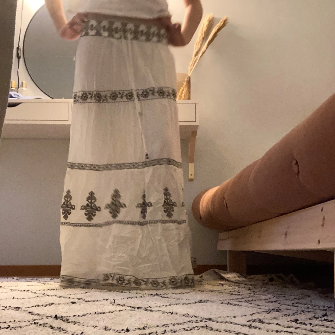 Vit långkjol med broderade detaljer - 1