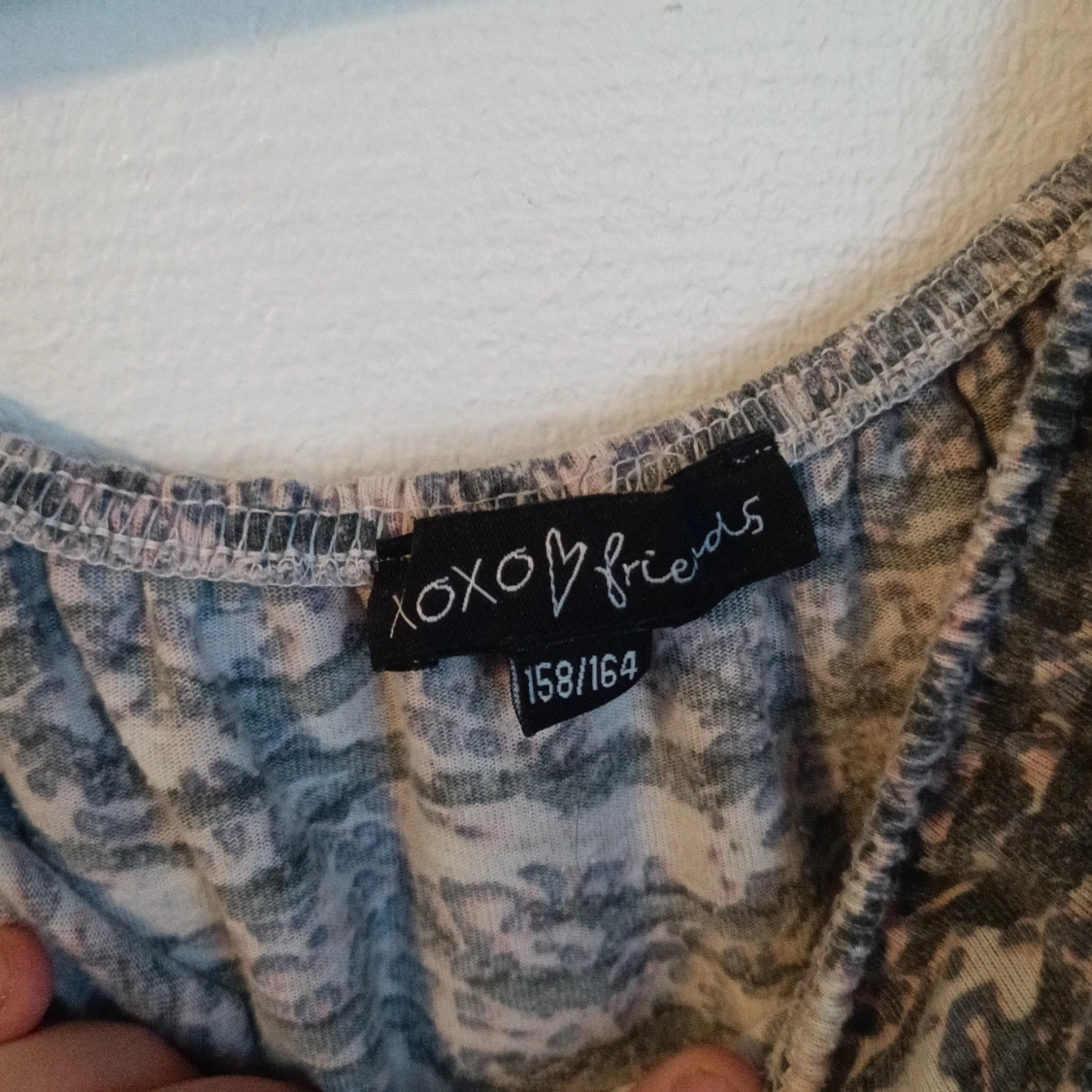 Blåmönstrad klänning med volang från XOXO Friends - 1