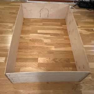 Hamster lekhage  - En lekhage för hamster. I bra skick vissa skavanker finns fler bilder kan skickas i chatten om så önskas.  Bredd 73,5 cm Längd: 109 cm  Höjd 28 cm