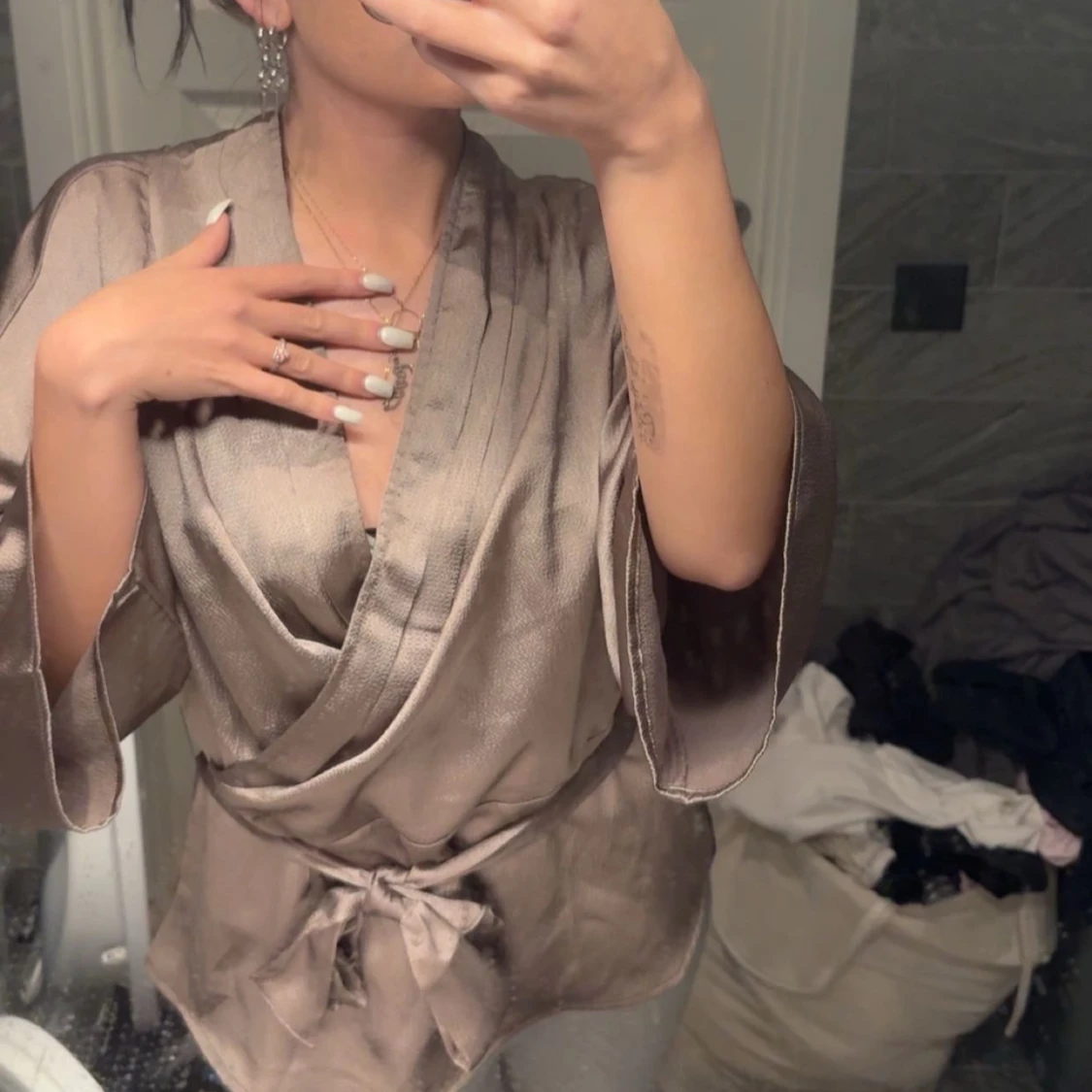 Champagnefärgad omlottopp i satin - 1