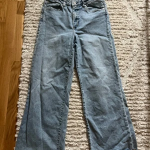  jeans - Säljer ett par ljusblå jeans med hög midja och wide fit 💙