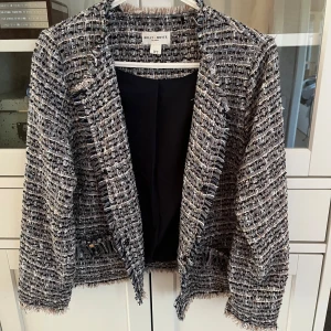 Holly & Whyte kavaj - Säljer en flerfärgad kavaj från Holly & Whyte  Jackan har fransiga kanter och två fickor framtill. Storlek M💕